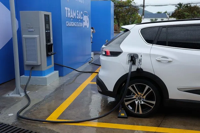 Xe ô tô điện phù hợp nhất với người đi lại trong thành phố, có chỗ sạc ổn định và muốn trải nghiệm công nghệ mới.