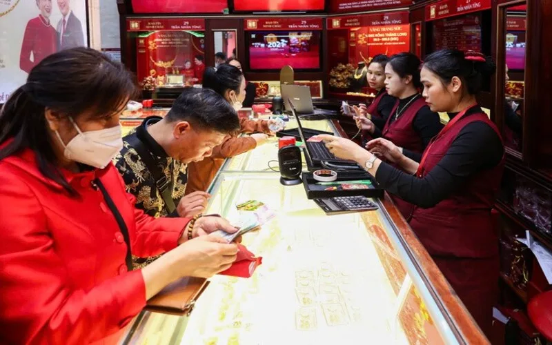 co nen dau tu vang vao thoi diem nay khong phan tich co hoi va rui ro